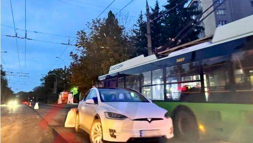 У Харкові Tesla в'їхала в тролейбус: які деталі відомі.