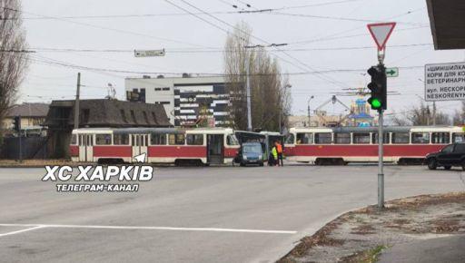 В Харькове трамвай столкнулся с бусом, сообщают пользователи соцсетей.