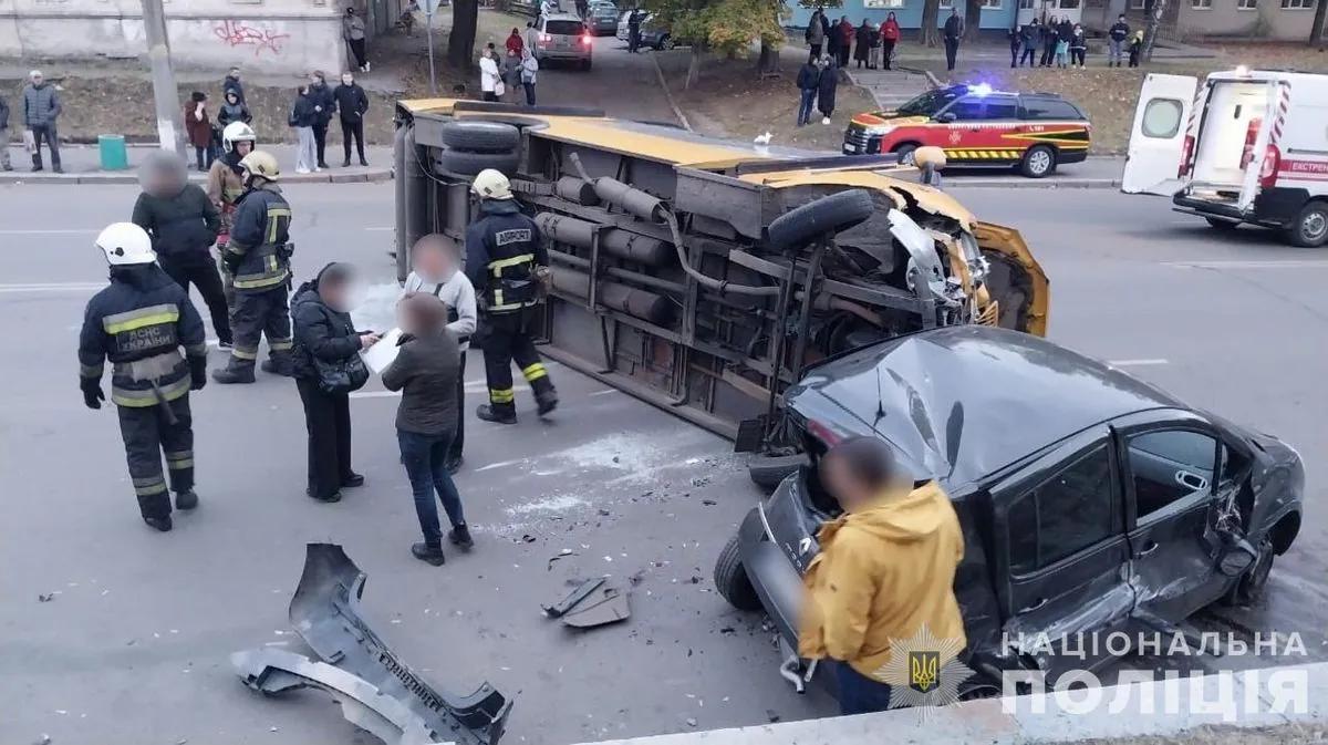 В Сумах случилось ДТП с маршруткой: пострадали восемь человек.