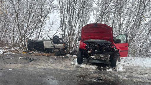 В Харьковской области легковушка попала в занос: в результате аварии пострадали два водителя.