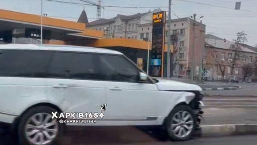 В Харькове на мосту города произошла автокатастрофа, сообщают социальные сети.