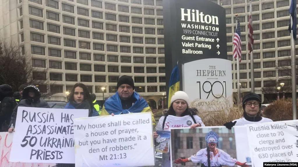 В Вашингтоне украинцы выступили с протестом против российских пасторов на молитвенном завтраке.