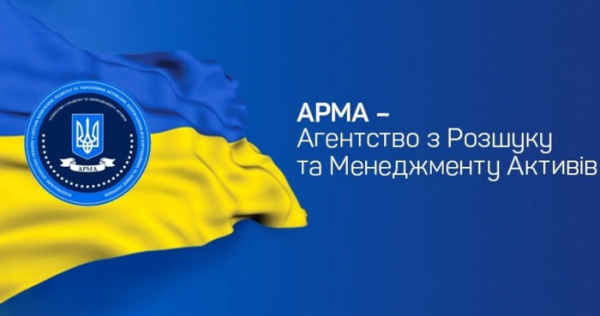 АРМА знайшло автівки та нерухомість чиновника, який хотів перевезти через кордон $1 мільйон 